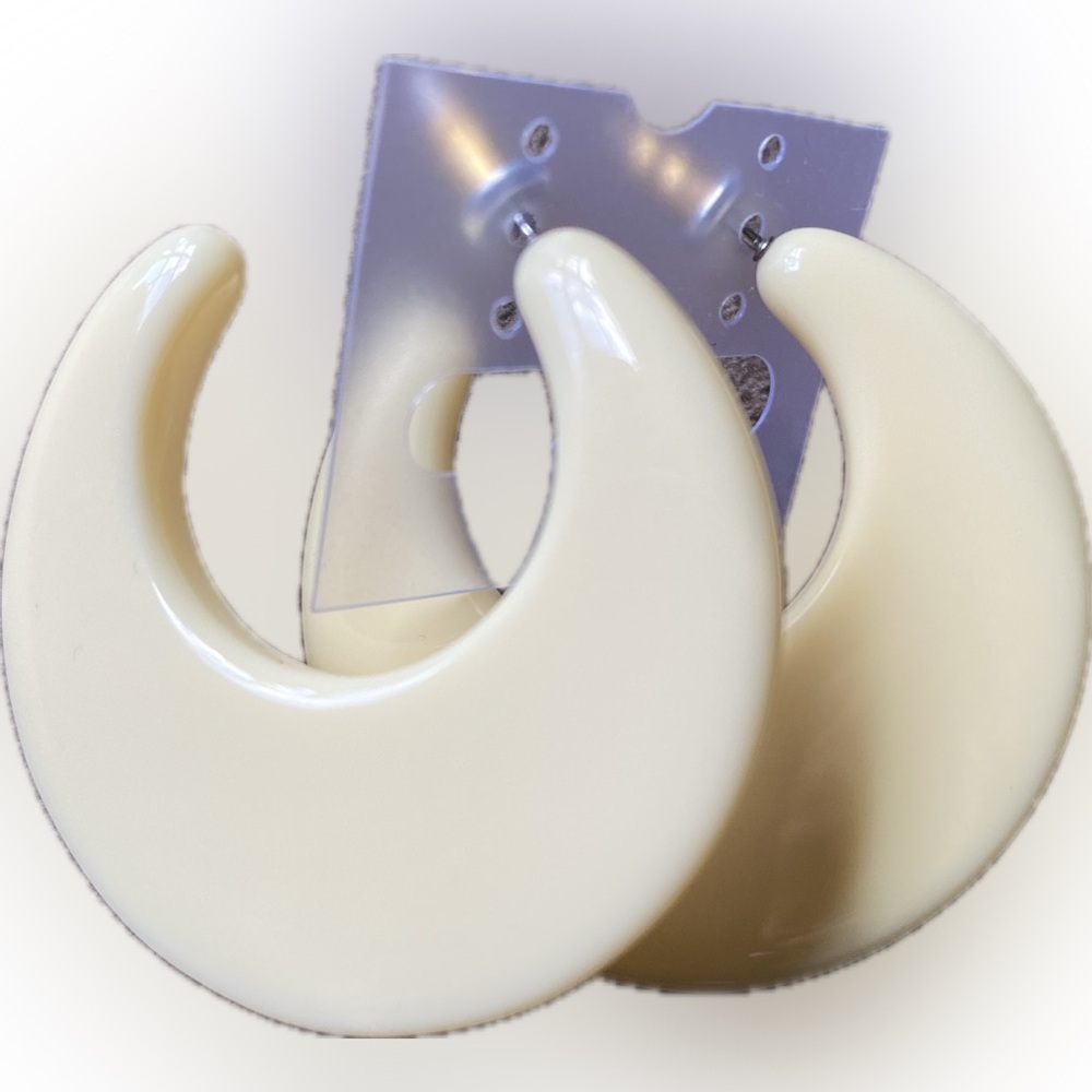 Vintage 80’s Cream Crescent Hoop Earrings